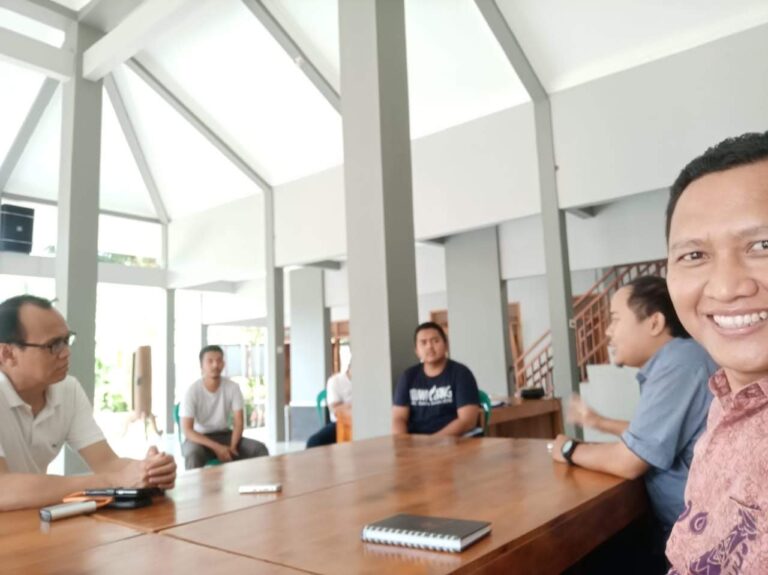Bertemu Guru Besar Linguistik UNPAD di Desa Dermaji