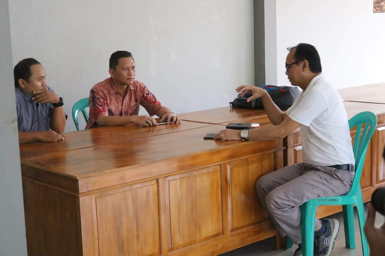 Supriyanto bersama Prof. Cece Sobarna dan Bayu Setyo Nugroho di Desa Dermaji, Banyumas, 21 Mei 2019
