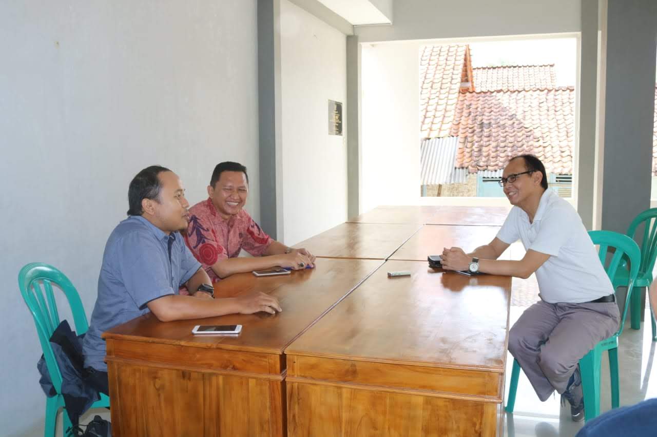 Supriyanto bersama Prof. Cece Sobarna dan Bayu Setyo Nugroho di Desa Dermaji, Banyumas, 21 Mei 2019